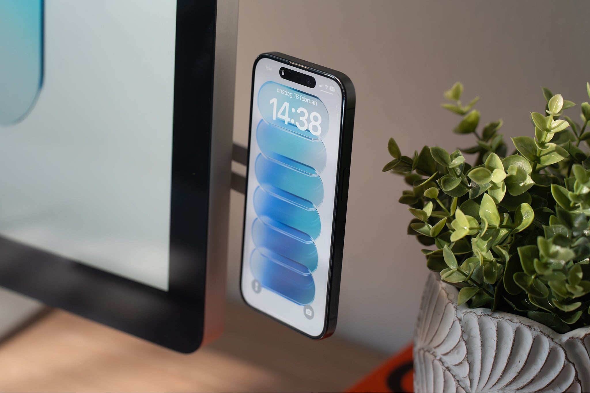 Magnetic iPhone Mount